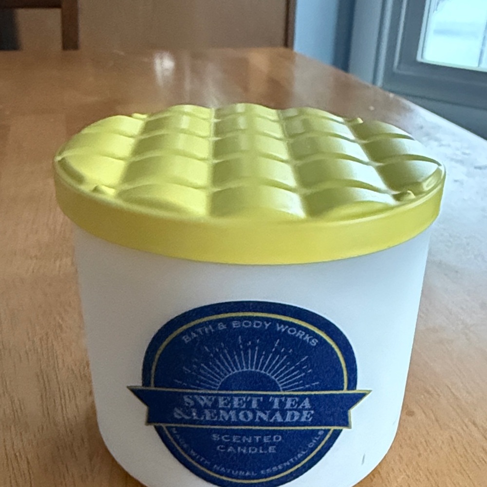 Bath & Body Works 3 wick Sweet Tea & Lemonade Candle with Yellow Lid
